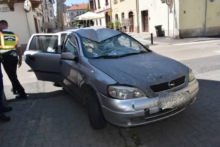 A halálos gázolásban érintett személyautó szélvédője és teteje is súlyosan megrongálódott az ütközés következtében