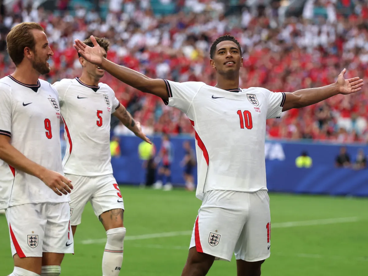 MIAMI GARDENS, FLORIDA - JULY 11: Jude Bellingham #10 of England celebrates with Harry Kane #9 after scoring the team's second goal during the FIFA World Cup 2026 Quarter Final match between Norway and England at Miami Stadium on July 11, 2026 in Miami Gardens, Florida.   Richard Pelham/Getty Images/AFP (Photo by Richard Pelham / GETTY IMAGES NORTH AMERICA / Getty Images via AFP)