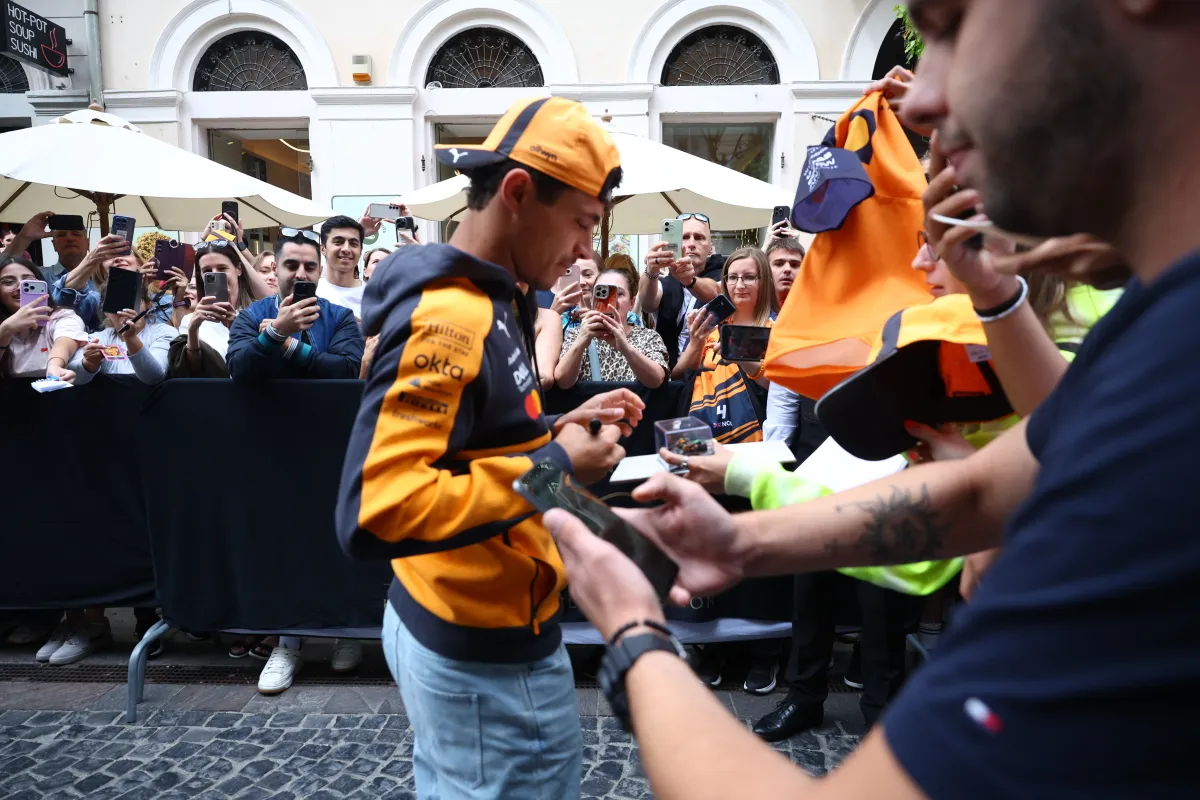 A Forma-1-es világbajnok, Lando Norris is találkozott a rajongókkal a Magyar Nagydíj előtt