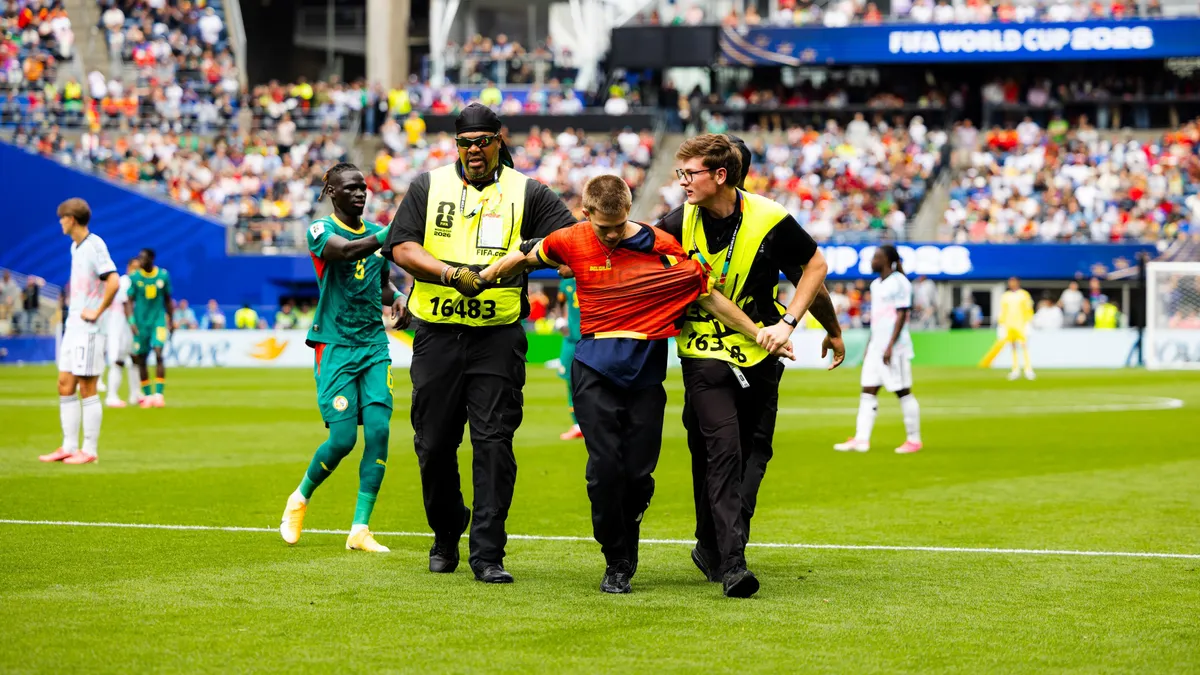 Félbeszakadt a Belgium–Szenegál foci-vb mérkőzés, mivel több szurkoló is berohant a pályára 