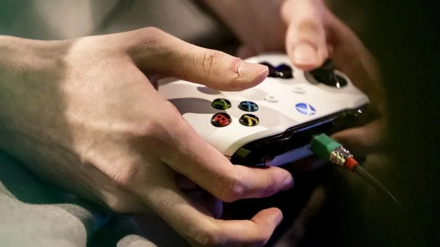 11 May 2019, Berlin: A player's hands can be seen in the "Grand Final" of the Virtual Bundesliga (VBL) with an Xbox controller. The 24 best players in Germany will fight for the title in four groups on Xbox and Playstation. Photo: Christoph Soeder/dpa (Photo by Christoph Soeder / dpa Picture-Alliance via AFP)