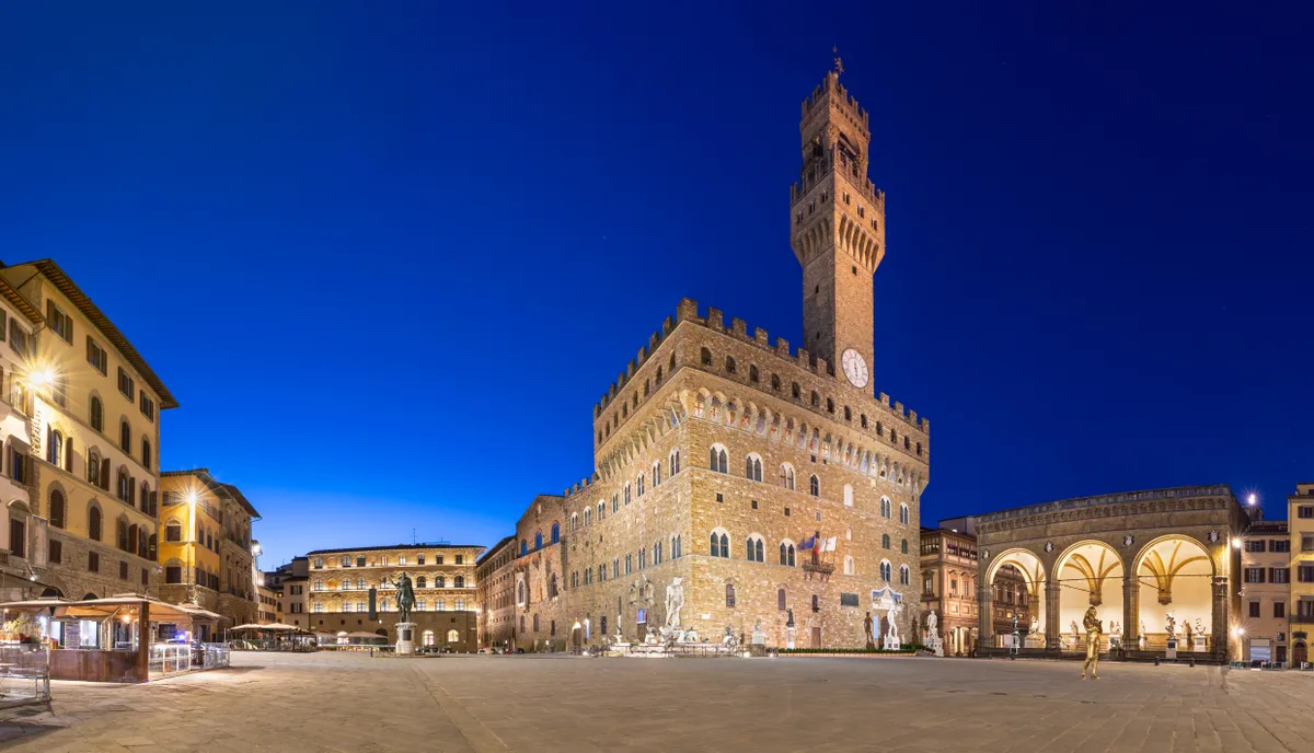 A Palazzo Vecchio Firenzében sötétedés idején.
