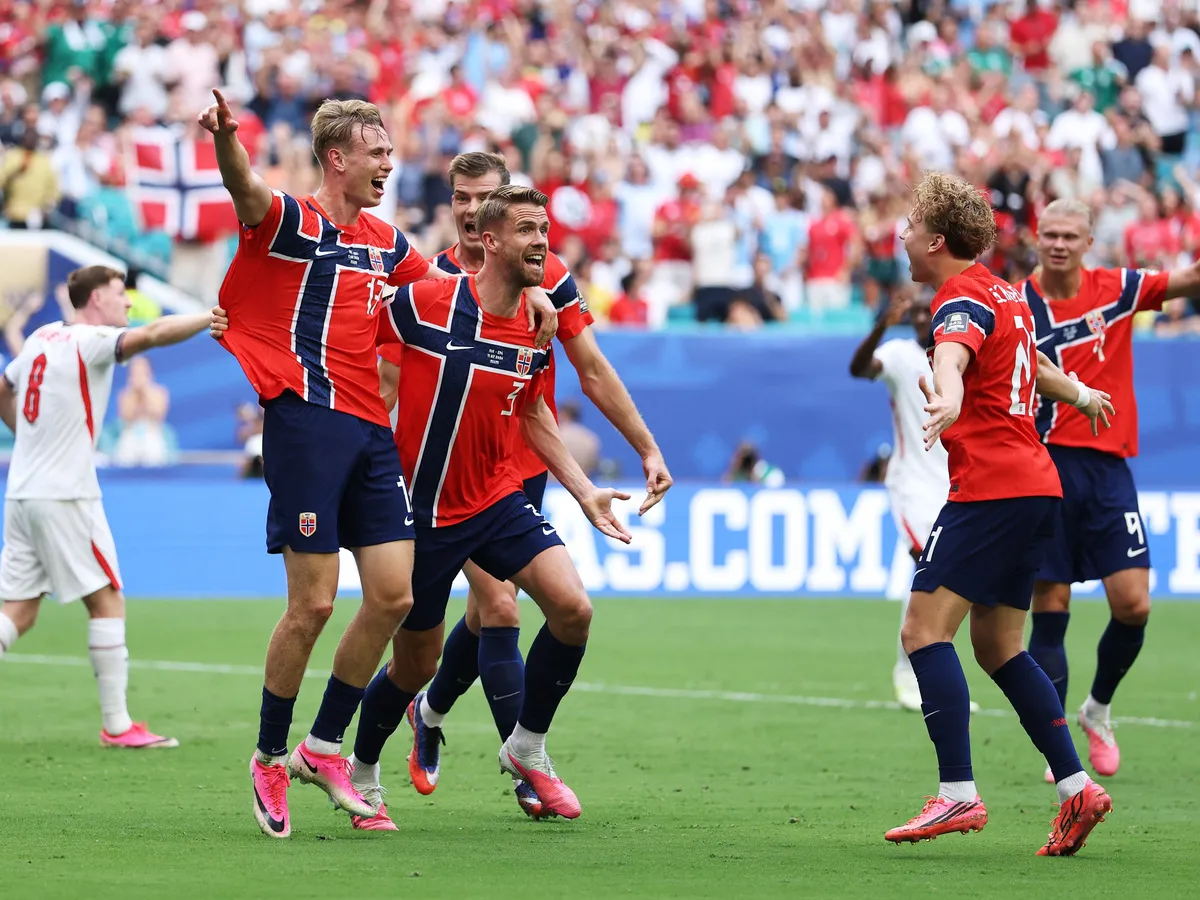 MIAMI GARDENS, FLORIDA - JULY 11: Torbjorn Heggem #17 of Norway celebrates with teammates after scoring his team's second goal during the FIFA World Cup 2026 Quarter Final match between Norway and England at Miami Stadium on July 11, 2026 in Miami Gardens, Florida.   Buda Mendes/Getty Images/AFP (Photo by Buda Mendes / GETTY IMAGES NORTH AMERICA / Getty Images via AFP)
