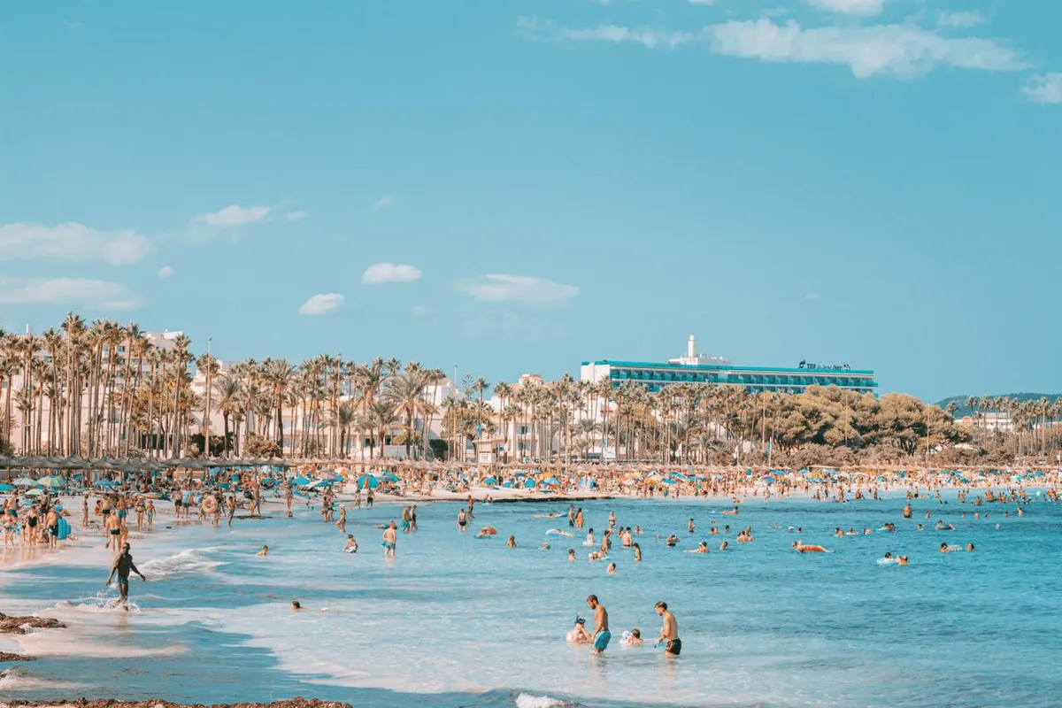 Meghalt egy turista Mallorca egyik legismertebb strandján (A képen egy mallorcai strand látható, de nem feltétlenül a cikkben is említett)
