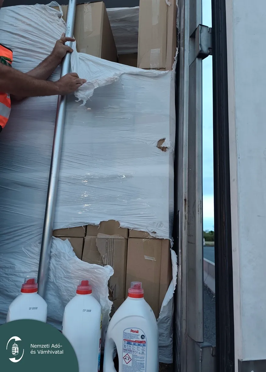 Több mint négyezer flakon hamis mosószer került elő az ukrán kamion rakteréből.