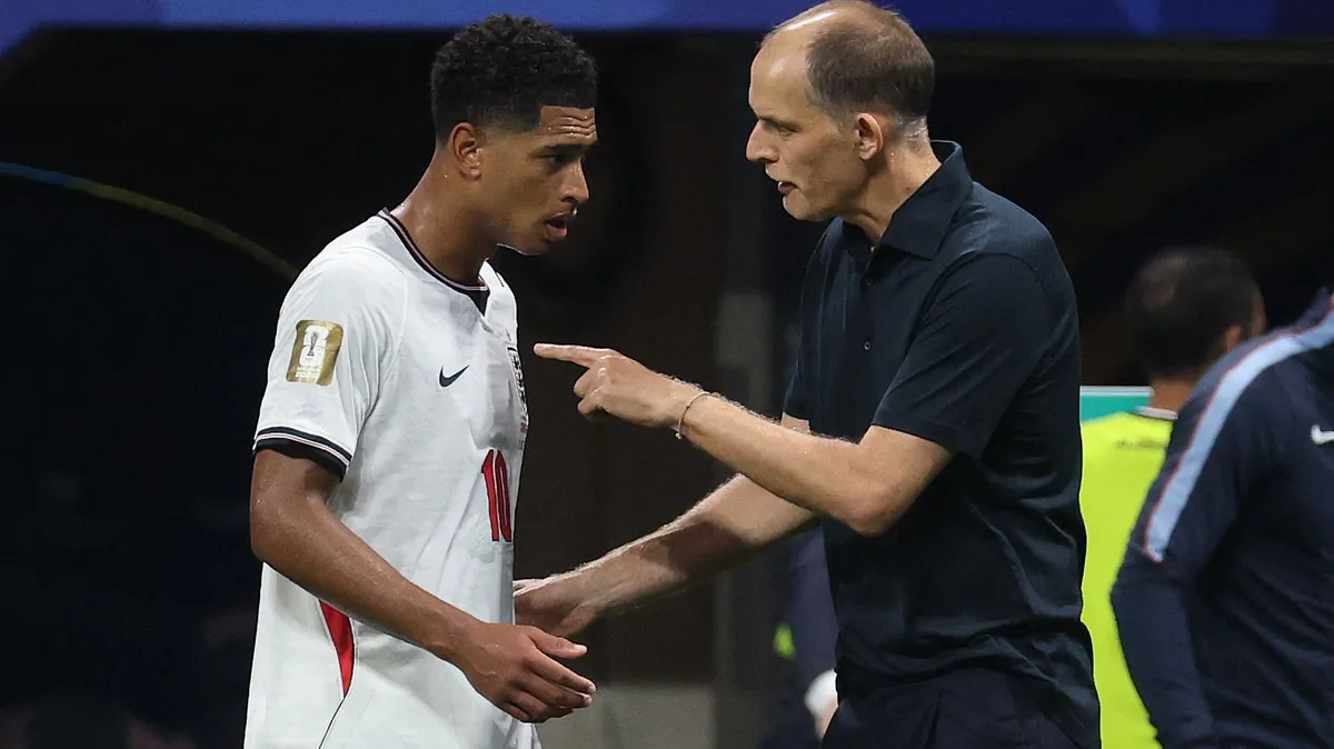 ATLANTA, GEORGIA - JULY 01: Thomas Tuchel, Manager of England, talks with Jude Bellingham #10 during the FIFA World Cup 2026 Round Of 32 match between England and Congo DR at Atlanta Stadium on July 01, 2026 in Atlanta, Georgia.   Michael Reaves/Getty Images/AFP (Photo by Michael Reaves / GETTY IMAGES NORTH AMERICA / Getty Images via AFP)