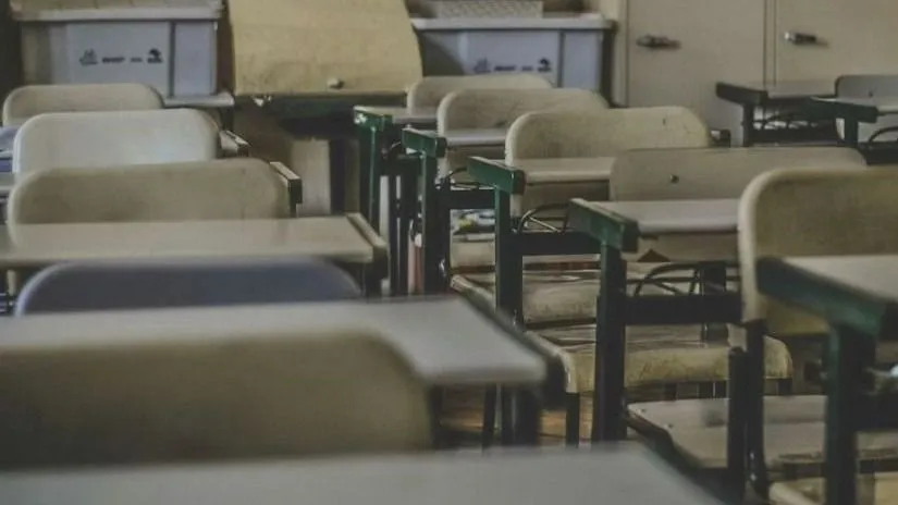 Üres tantermi padok egy történelmi kvíz kitöltése előtt