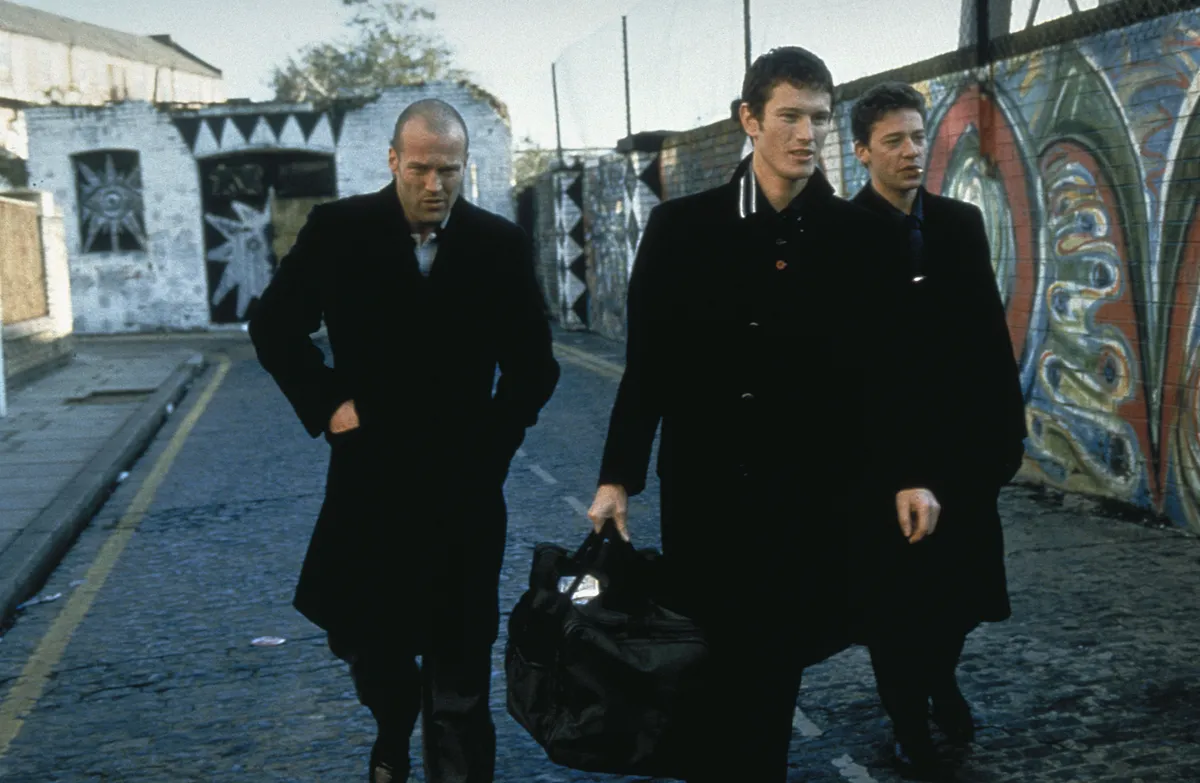 Jason Statham első filmje A Ravasz, az Agy és a két füstölgő puskacső című alkotás volt.