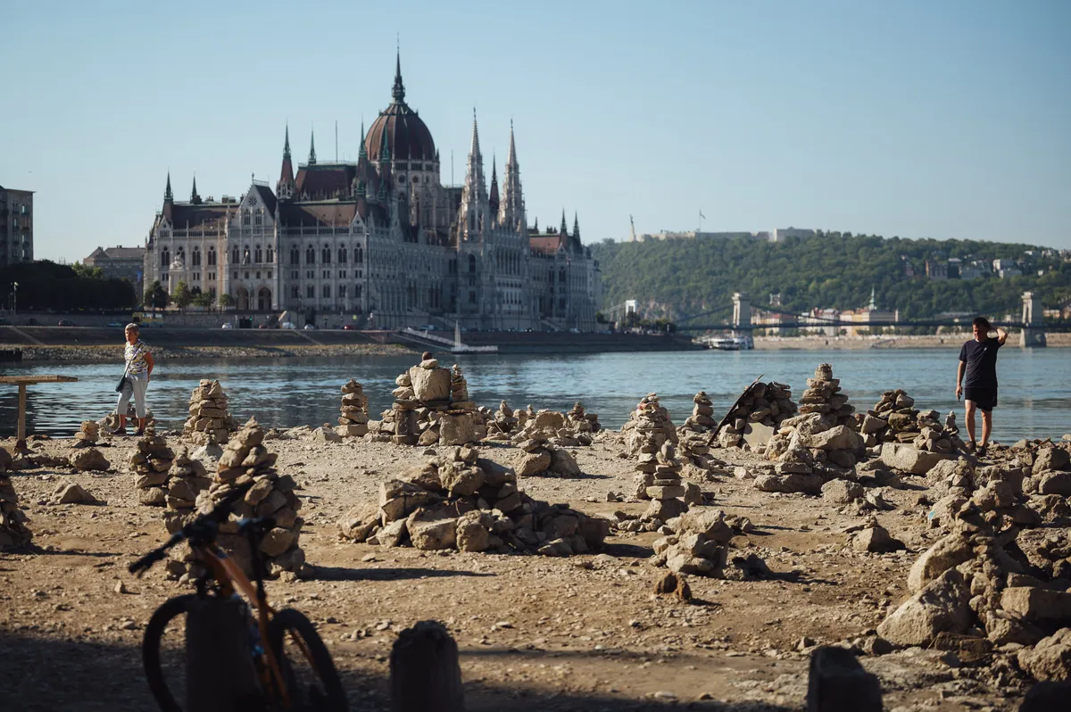 Európai aszály, alacsony dunai vízállás és kiszáradt folyómeder Budapesten, háttérben az Országház