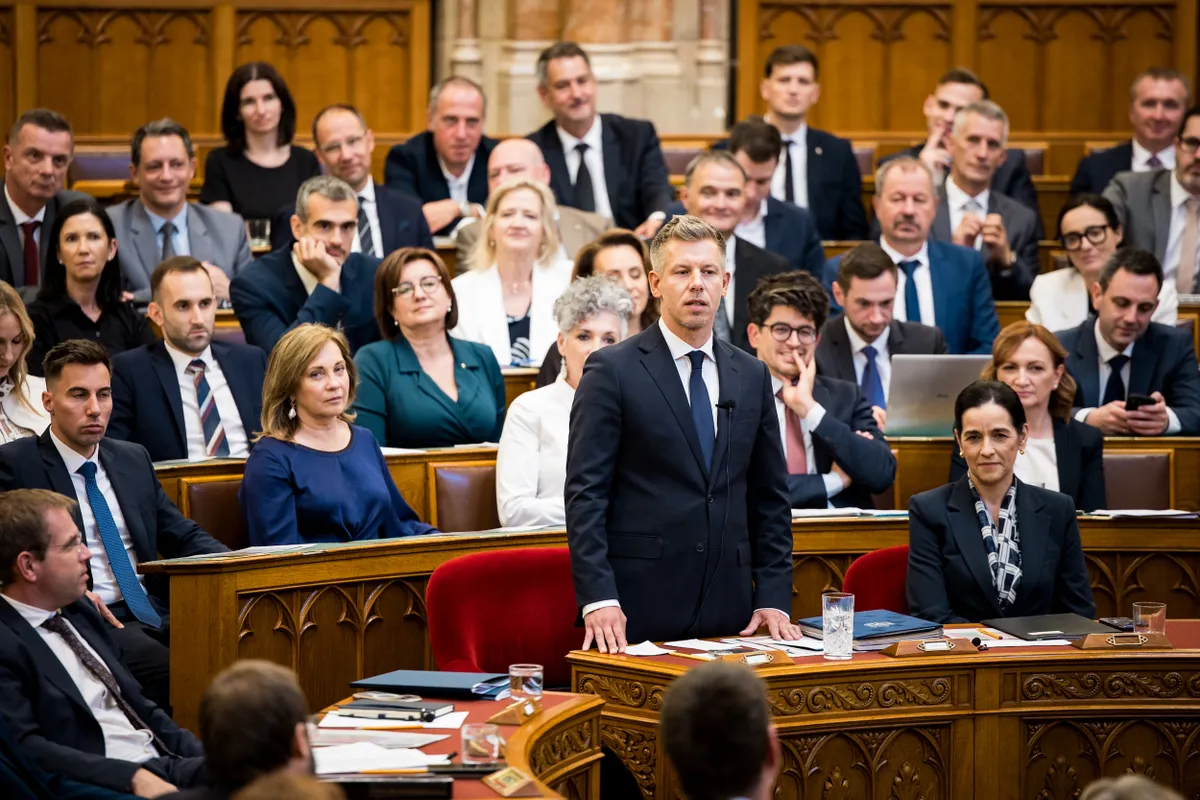 Magyar Péter felszólalásával indult a parlament rendkívüli ülése