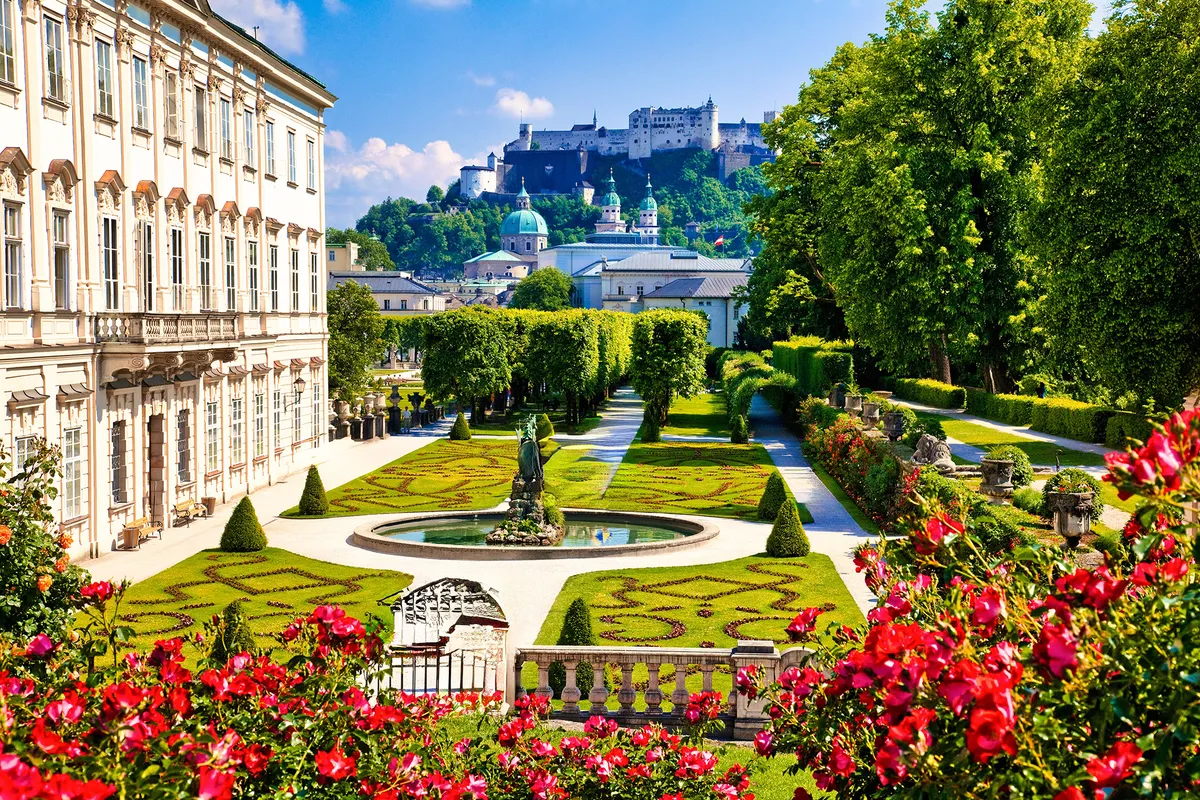 Salzburgi panoráma a virágos, barokk Mirabell-kertből.
