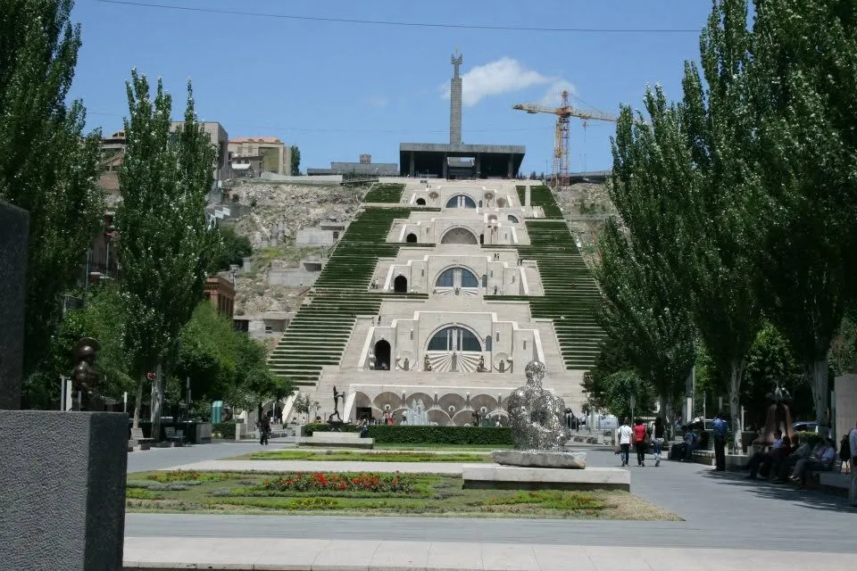 A jereváni Cascades és az előtte elterülő park.