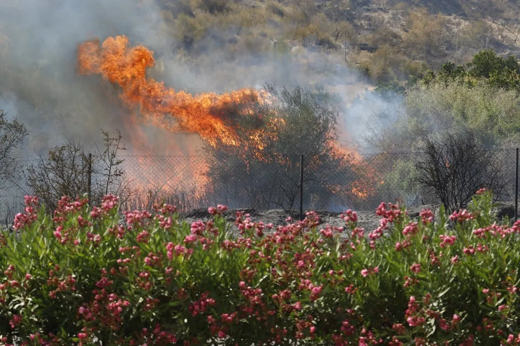 Az erdőtűz következtében több település környékén továbbra is keresik az eltűnteket. ALMERIA, SPAIN - JULY 10: Heavy smoke blankets the horizon during emergency containment efforts at a massive wildfire while evacuation and firefighting efforts continue in the Los Gallardos district of Almeria, Spain on July 10, 2026. At least 12 people were killed in a forest fire that broke out Thursday in Los Gallardos municipality in Almeria province in Spain’s southern Andalusia region, broadcaster RTVE reported. According to Andalusia’s emergency services, the victims were found in a hamlet of the neighboring municipality of Bedar, with some discovered inside vehicles engulfed by the flames. Pablo Miranzo / Anadolu (Photo by Pablo Miranzo / Anadolu via AFP)