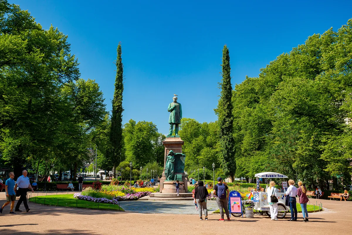 Az Esplanadi Park és Johan Ludvig Runeberg költő szobra Helsinki látnivalói között