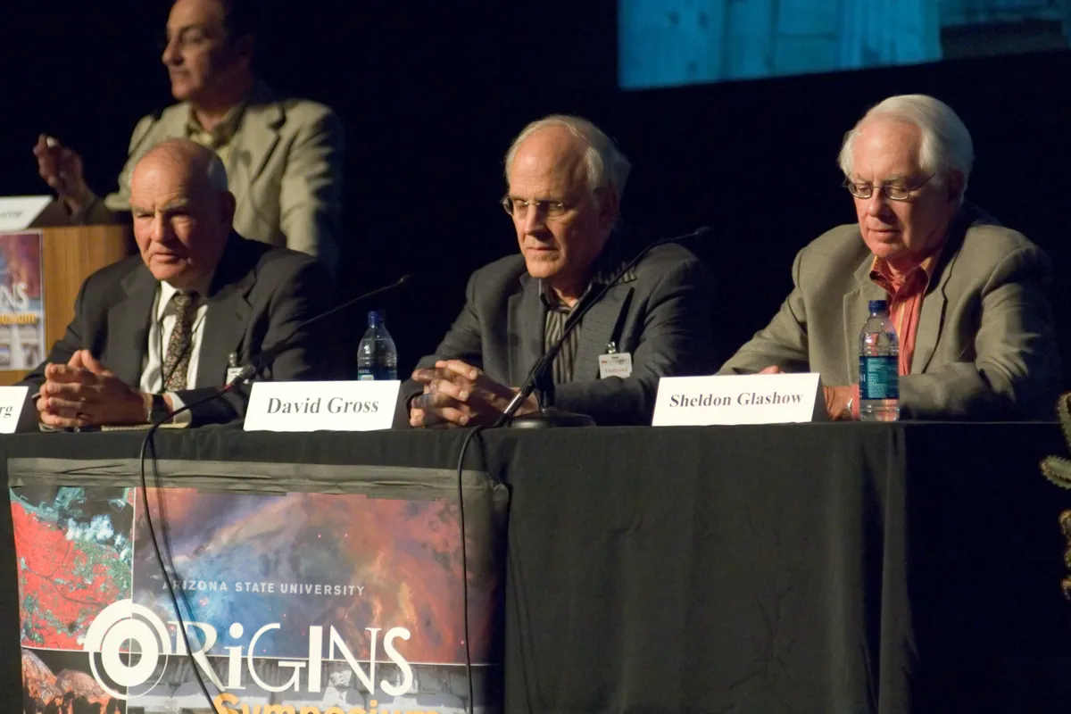 A Nobel-díjas dr. Baruch „Barry” Blumberg hepatitis kutató (balról), dr. David Gross (középen) és dr. Sheldon Glashow (jobbra) előadást tart az Arizonai Állami Egyetem Origins Szimpóziumán 2009. április 6-án, Tempében