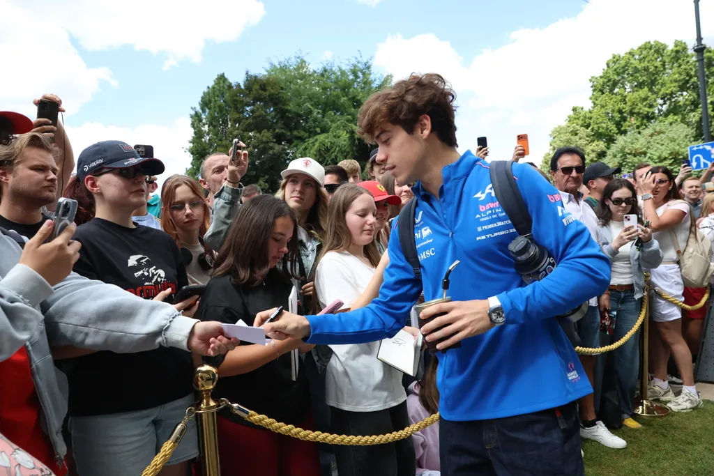 A Ferrari (Charles Leclerc) és a Red Bull (Max Verstappen, Isack Hadjar) versenyzői idén a budapesti Four Seasons Hotel Gresham Palace-ban szállnak meg. + ALPINE