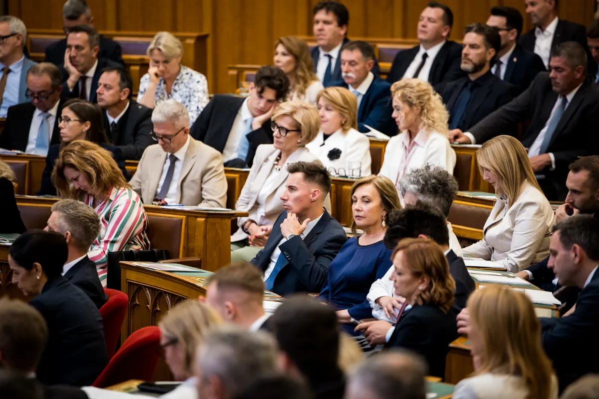 A Tisza Párt képviselői a parlament rendkívüli ülésén