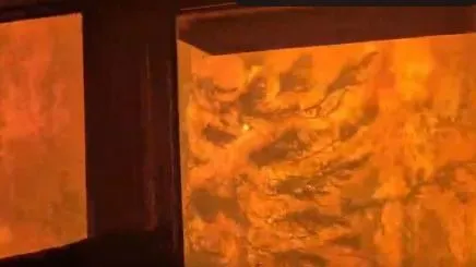 videó készült egy lángok között haladó vonatról, amelyet tomboló erdőtűz vett körül.