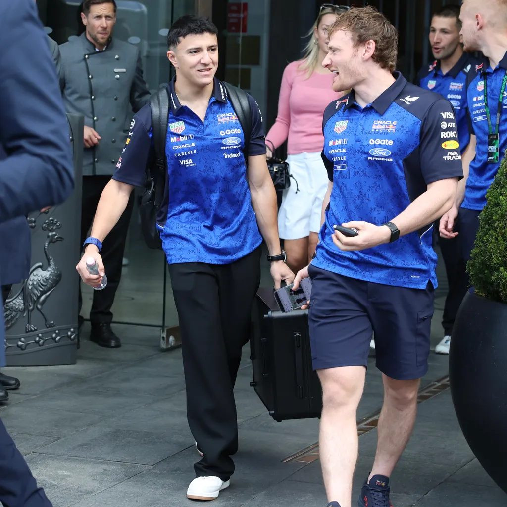 A Ferrari (Charles Leclerc) és a Red Bull (Max Verstappen, Isack Hadjar) versenyzői idén a budapesti Four Seasons Hotel Gresham Palace-ban szállnak meg. + ALPINE