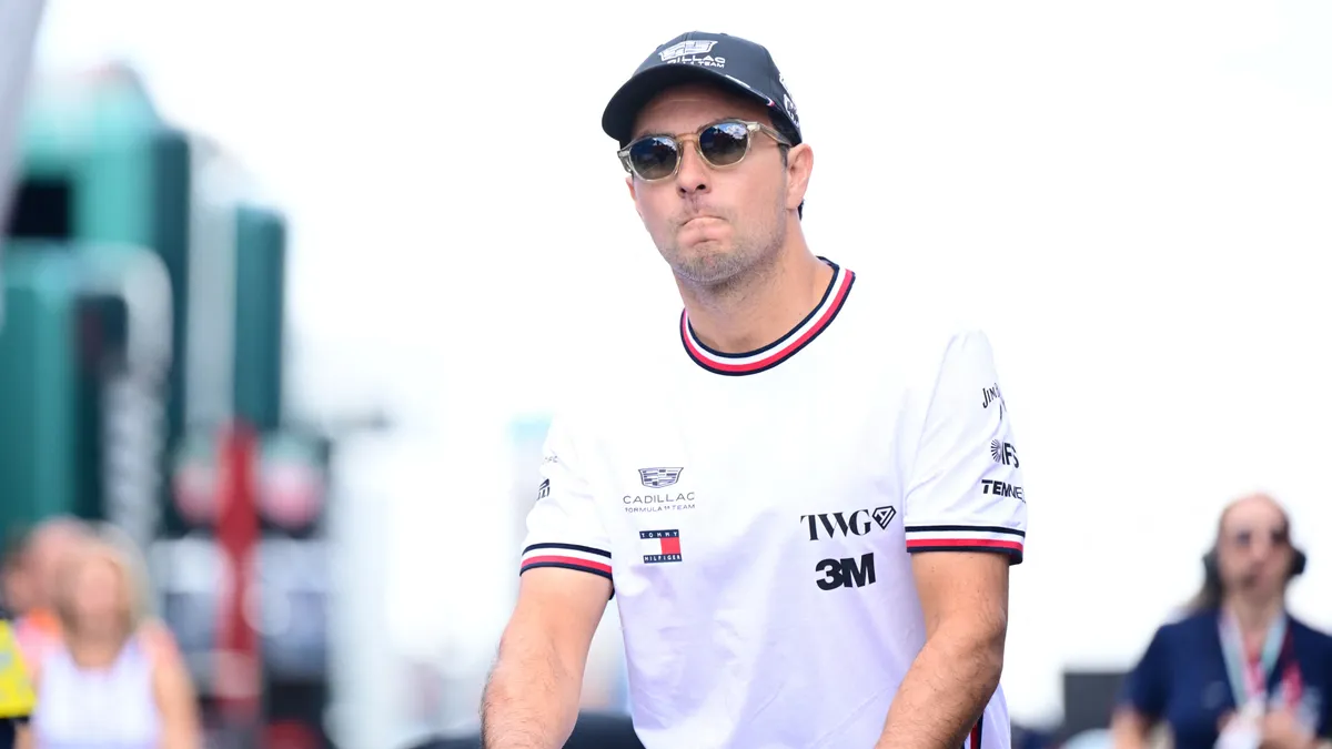 Kifüstölt Sergio Pérez autója az F1 harmadik szabadedzésen