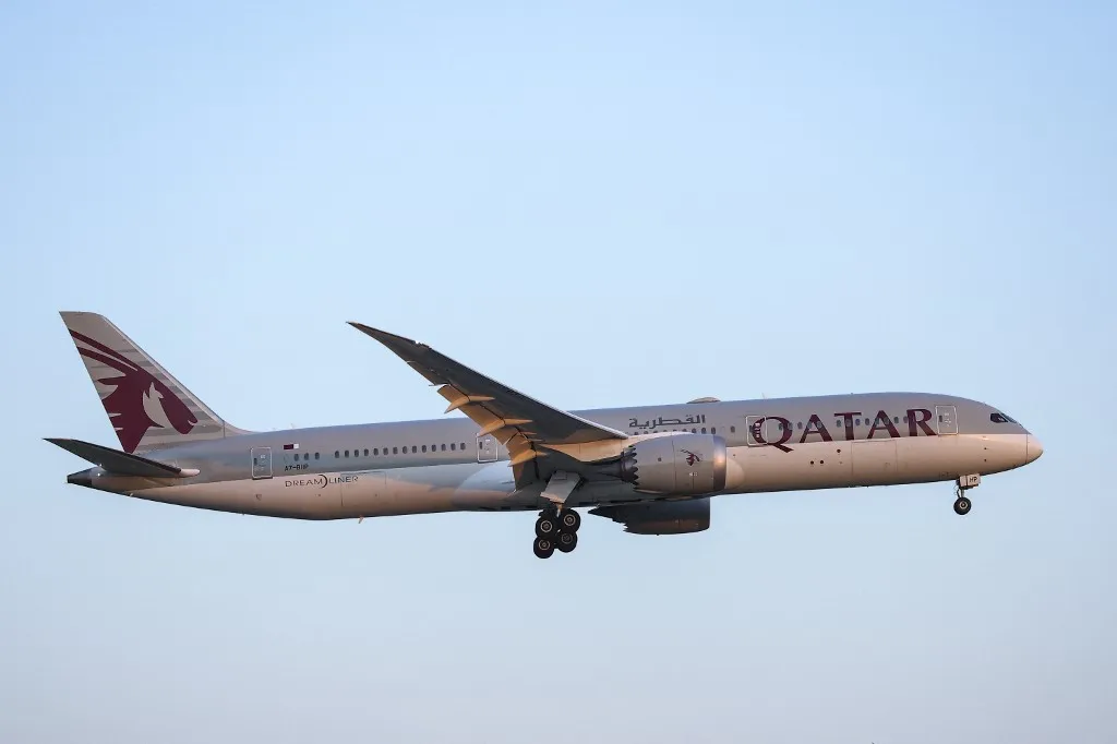Az utasrosszullét miatt Budapesten megszakította útját a Doha és Frankfurt között közlekedő Qatar Airways-járat (képünk illusztráció) Fotó: XAVIER BONILLA / NurPhoto Qatar Airways Boeing 787-9 Dreamliner flying over Barcelona direction Josep Tarradellas Barcelona - El Prat airport on 28th of May, of 2026 in El Prat de Llobregat, Barcelona, Spain,  (Photo by Xavier Bonilla/NurPhoto) (Photo by Xavier Bonilla / NurPhoto via AFP)