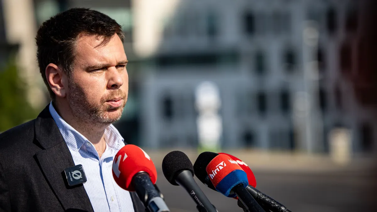 2026.07.16
A kérdőívről rendkívüli sajtótájékoztatót tart Vitézy Dávid közlekedési és beruházási miniszter
Árpád híd pesti hídfő