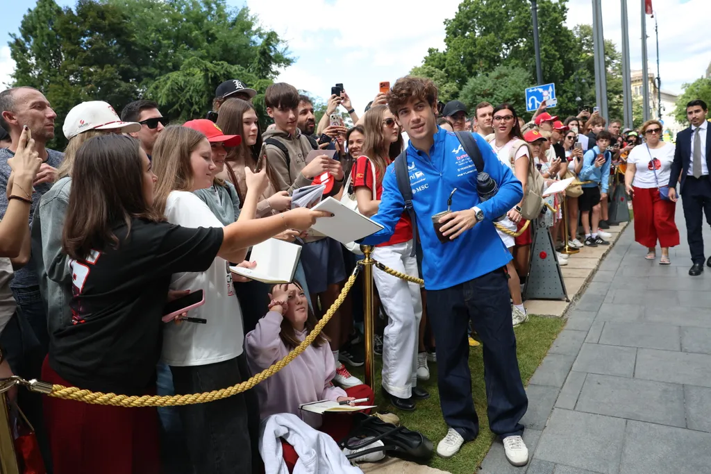 A Ferrari (Charles Leclerc) és a Red Bull (Max Verstappen, Isack Hadjar) versenyzői idén a budapesti Four Seasons Hotel Gresham Palace-ban szállnak meg. + ALPINE