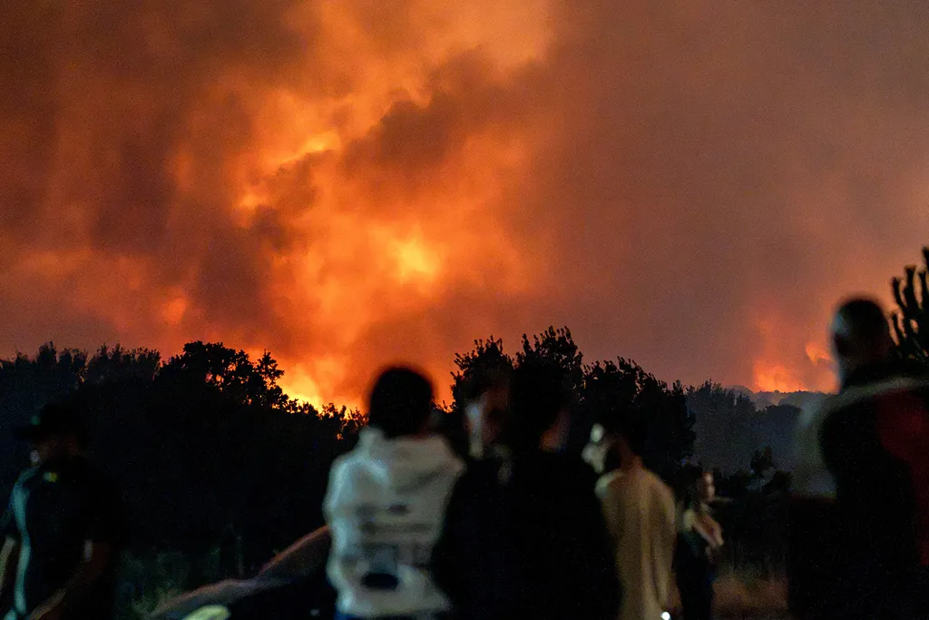 Evacuation of towns affected by the wildfires in Spain