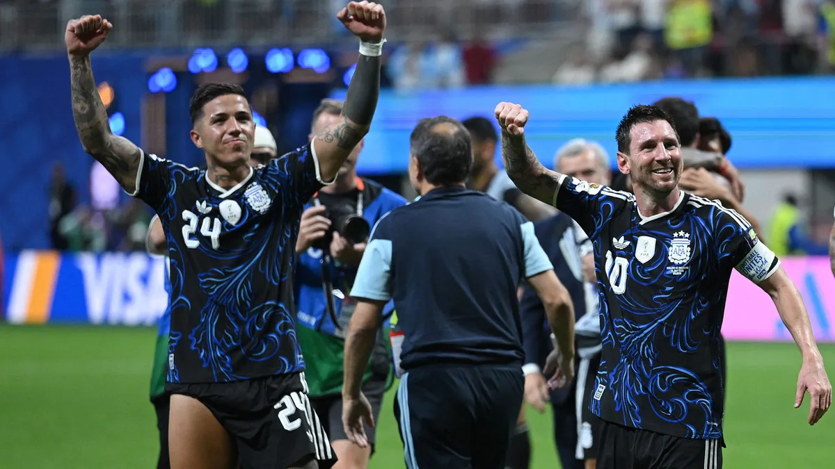 ATLANTA, GEORGIA - JULY 15: Enzo Fernandez #24 and Lionel Messi #10 of Argentina applaud fans after the 2-1 win during the FIFA World Cup 2026 Semi Final match between England and Argentina at Atlanta Stadium on July 15, 2026 in Atlanta, Georgia.   Shaun Botterill/Getty Images/AFP (Photo by Shaun Botterill / GETTY IMAGES NORTH AMERICA / Getty Images via AFP)