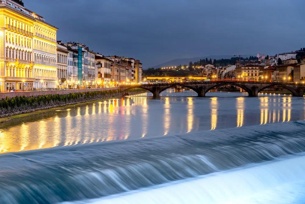 Firenze látképe, Olaszország az Arno folyó mentén - folyópart