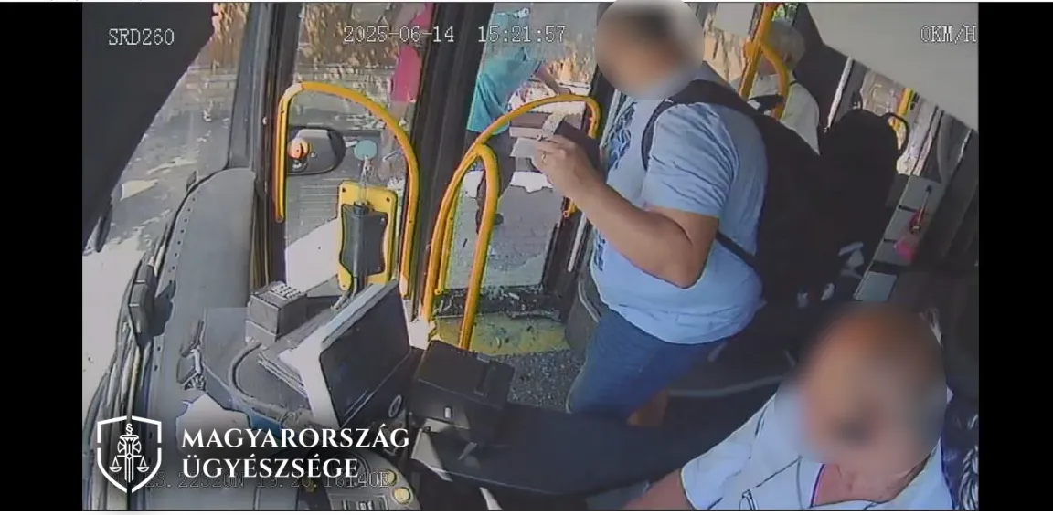 Nem engedték fel a buszra, ezért betörte annak ajtaját