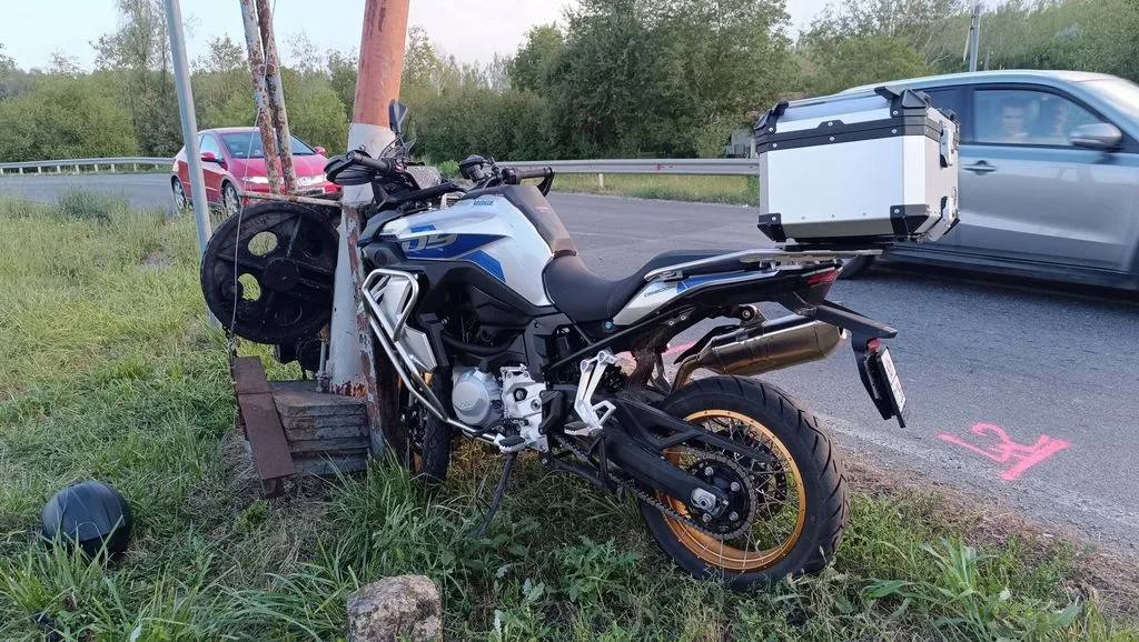 Motorbaleset: ittasan csapódott a sorompónak egy apa, súlyosan megsérült a lánya is