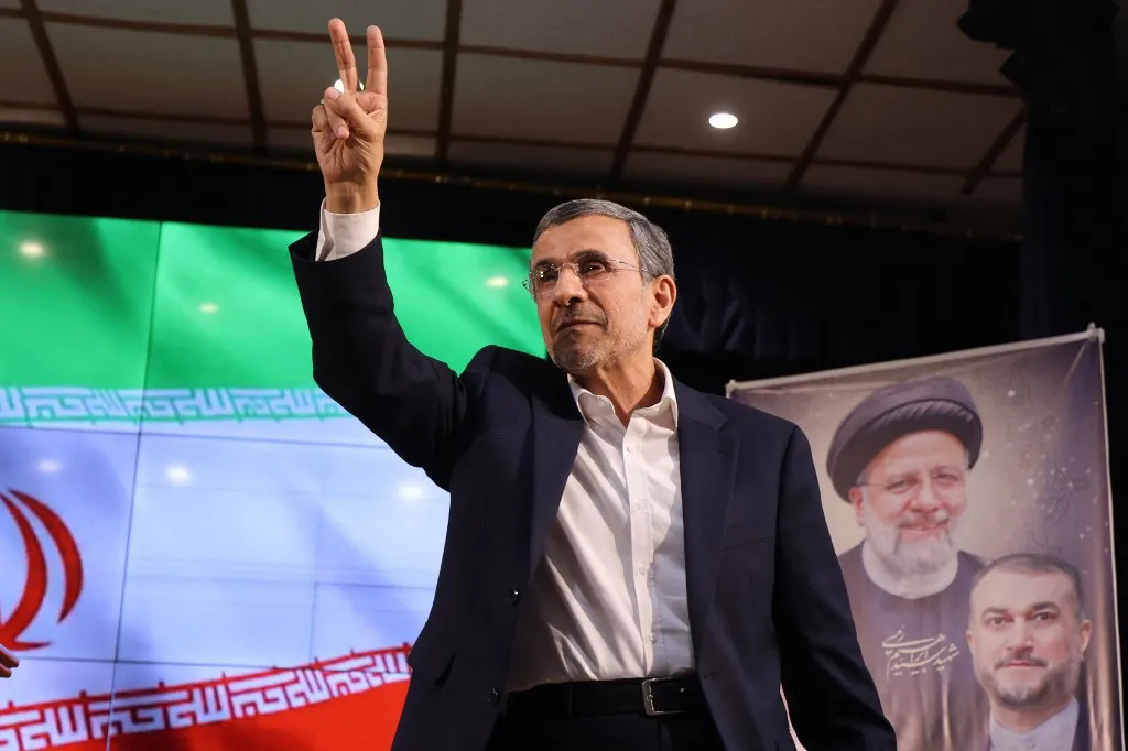 Izrael Mahmud Ahmadinezsádot készíthette fel egy iráni hatalomváltásra, Budapest is fontos szerepet kaphatott a titkos műveletben (A képen a volt iráni elnök a 2024-es kampány során) Fotó: ATTA KENARE / AFP