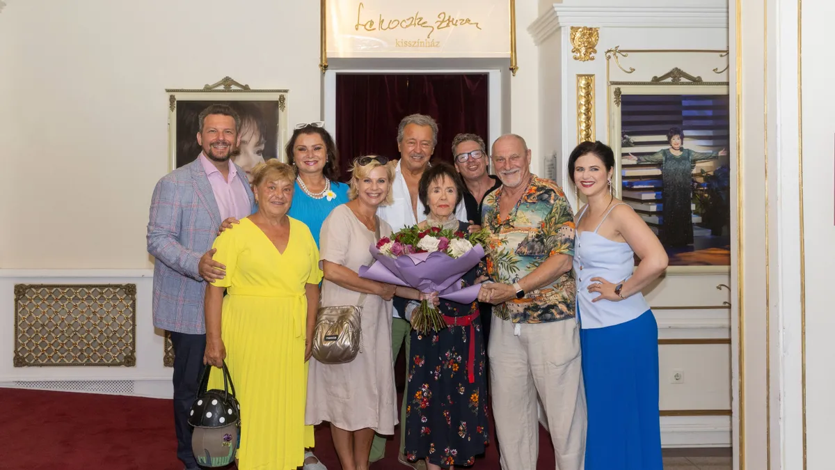 Lehocky Zsuzsa Lehoczky Zsuzsát 90. születésnapján a Budapesti Operettszínház művészei és vezetése ünnepi fogadáson köszöntötte Lehoczky Zsuzsa 90. születésnapját ünnepelték a Budapesti Operettszínházban