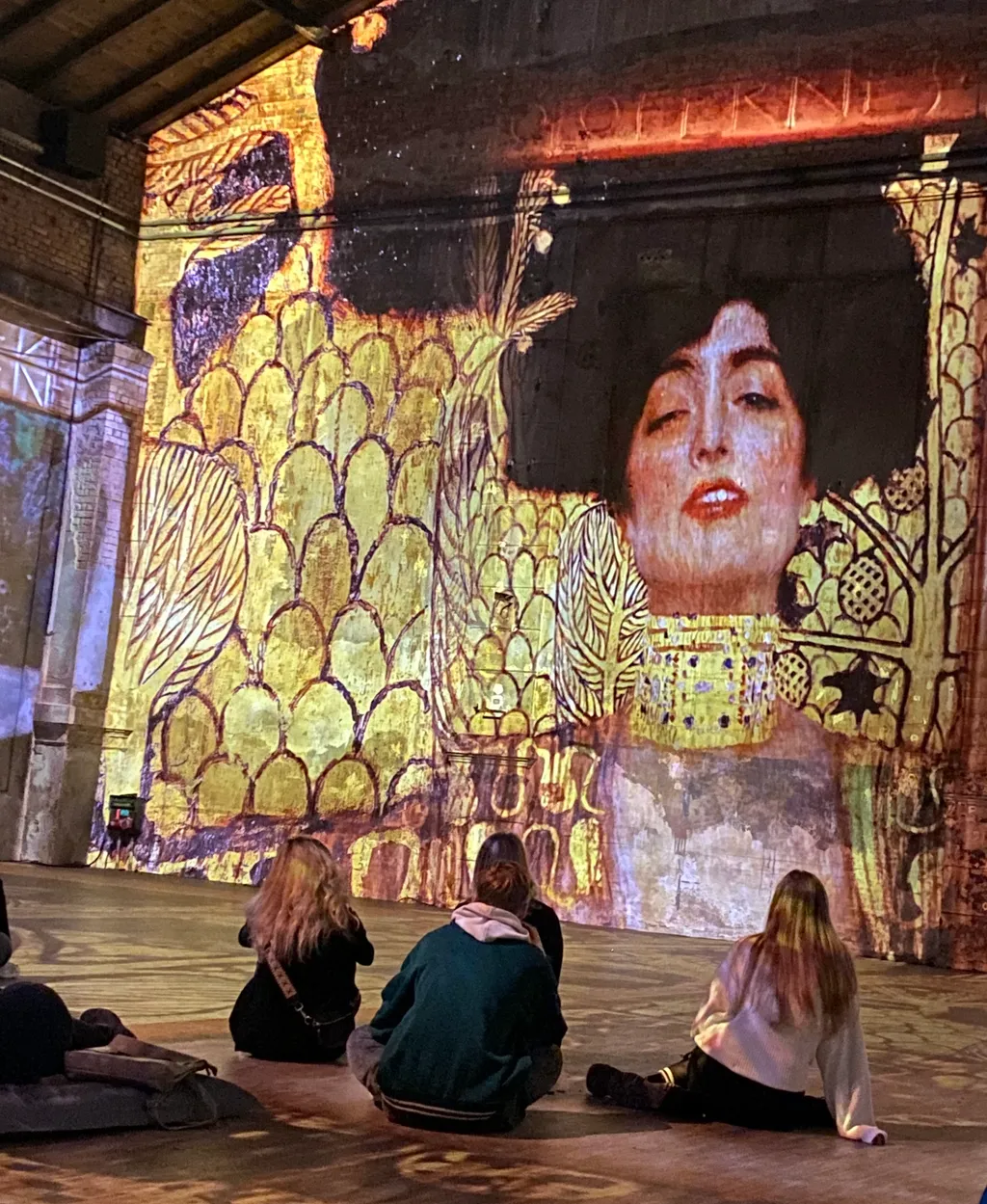Klimt művészete ma is él: installáció a Kunstkraftwerk Leipzig 2023-ban.