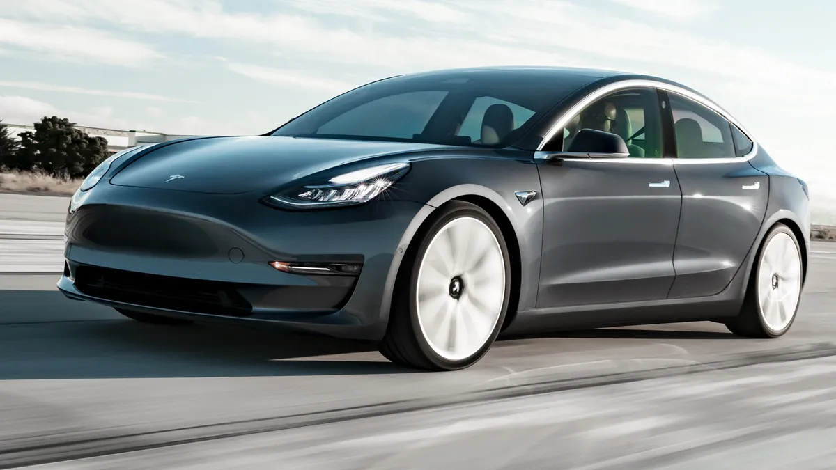 Nem fogadta el az NHTSA a Tesla érvelését, cserélni kell a vakító fényszórókat.