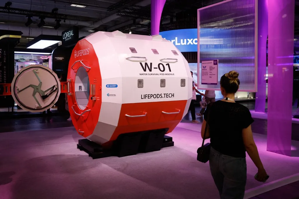 Megérkezett a mobil mentőkabin, amely háború és természeti katasztrófa esetén is védelmet ígér, View of the LIFEPODS W-01 survival capsule, developed by French company Momentum Technologies, during the VivaTech 2026 technology trade show at Paris Expo Porte de Versailles in Paris, France, on June 18, 2026. https://mediaconnect.com/lifepods-unveils-its-next-generation-survival-capsules-at-vivatech-and-eurosatory-2026?lang=en (Photo by GEOFFROY VAN DER HASSELT / LIFEPODS / / FACTSTORY)