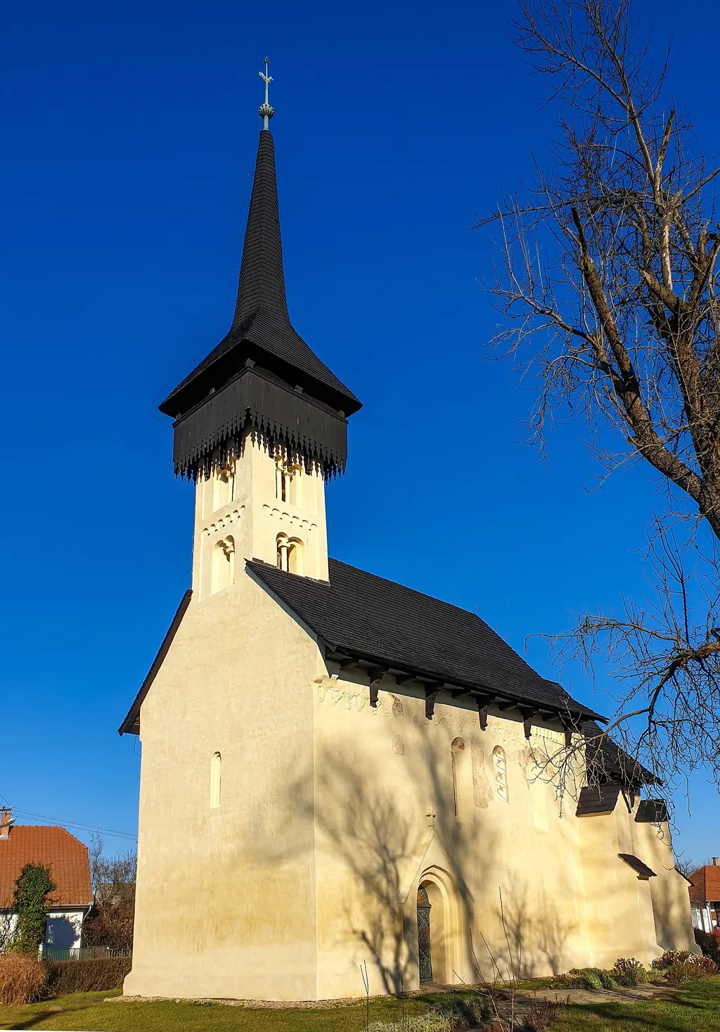 Csarodai református templom: a XIII. századi, karcsú tornyú épület belső falait különleges, mosolygó szenteket ábrázoló freskók és későbbi népi motívumok díszítik.