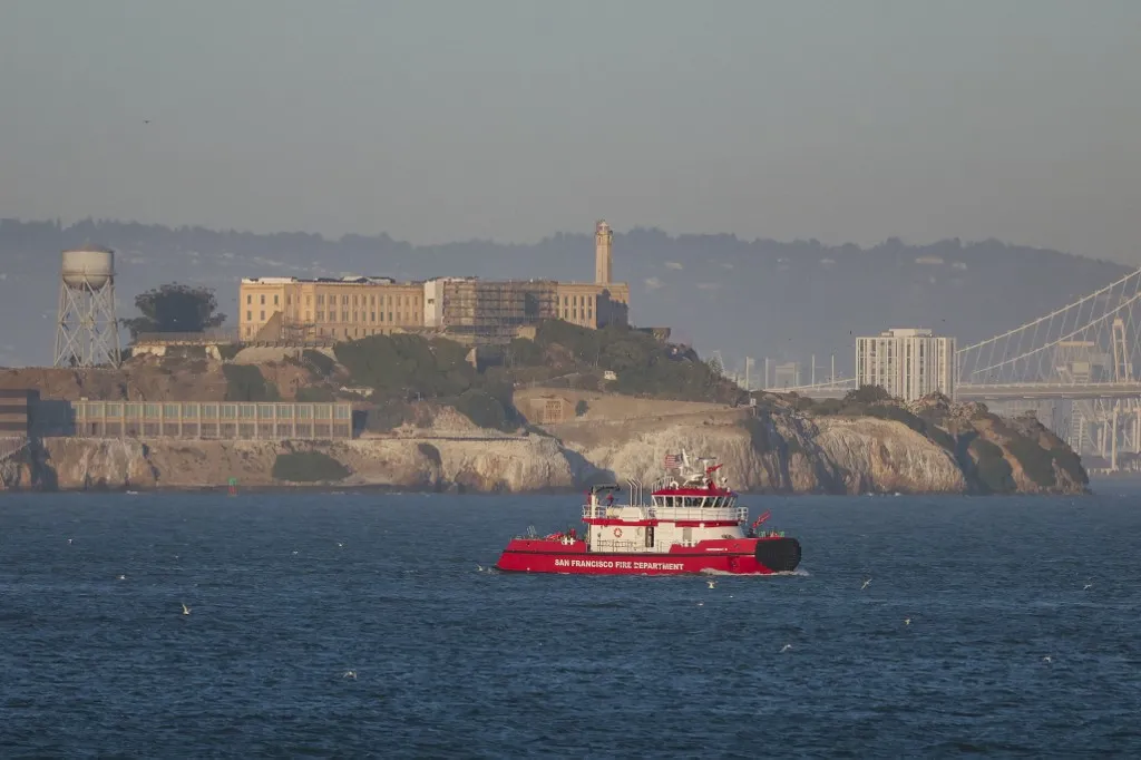 Két ember eltűnt, egy személy pedig életét vesztette, miután elsüllyedt egy hajó a San Francisco-öbölben