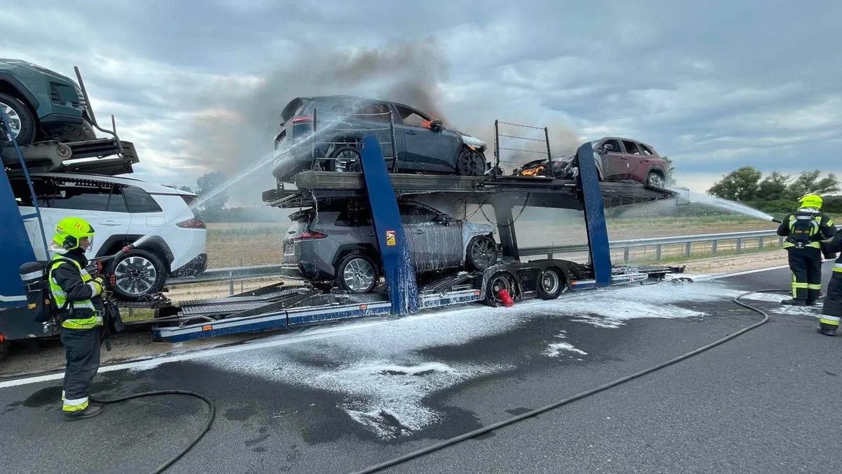Menet közben gyulladtak az új Toyota Rav4-esek az autószállítón, három teljesen kiégett.