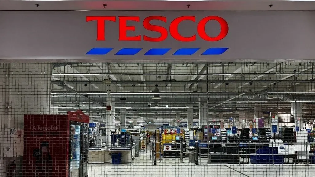 A Tesco kivonulása is felmerült a régiós üzletágak felülvizsgálata során. A vezérigazgató nem cáfolta a híreket, miközben új áruházat adtak át.