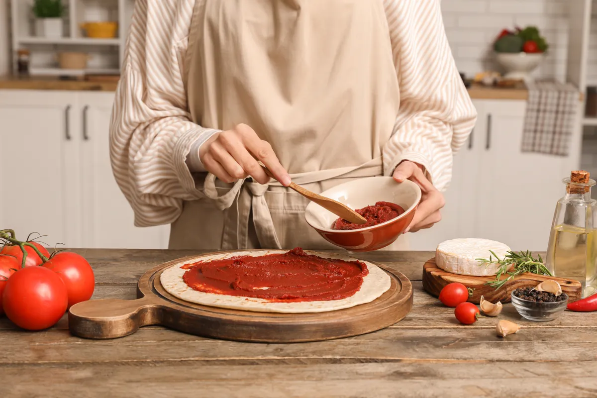 Tortilla megkenése pizzaszósszal