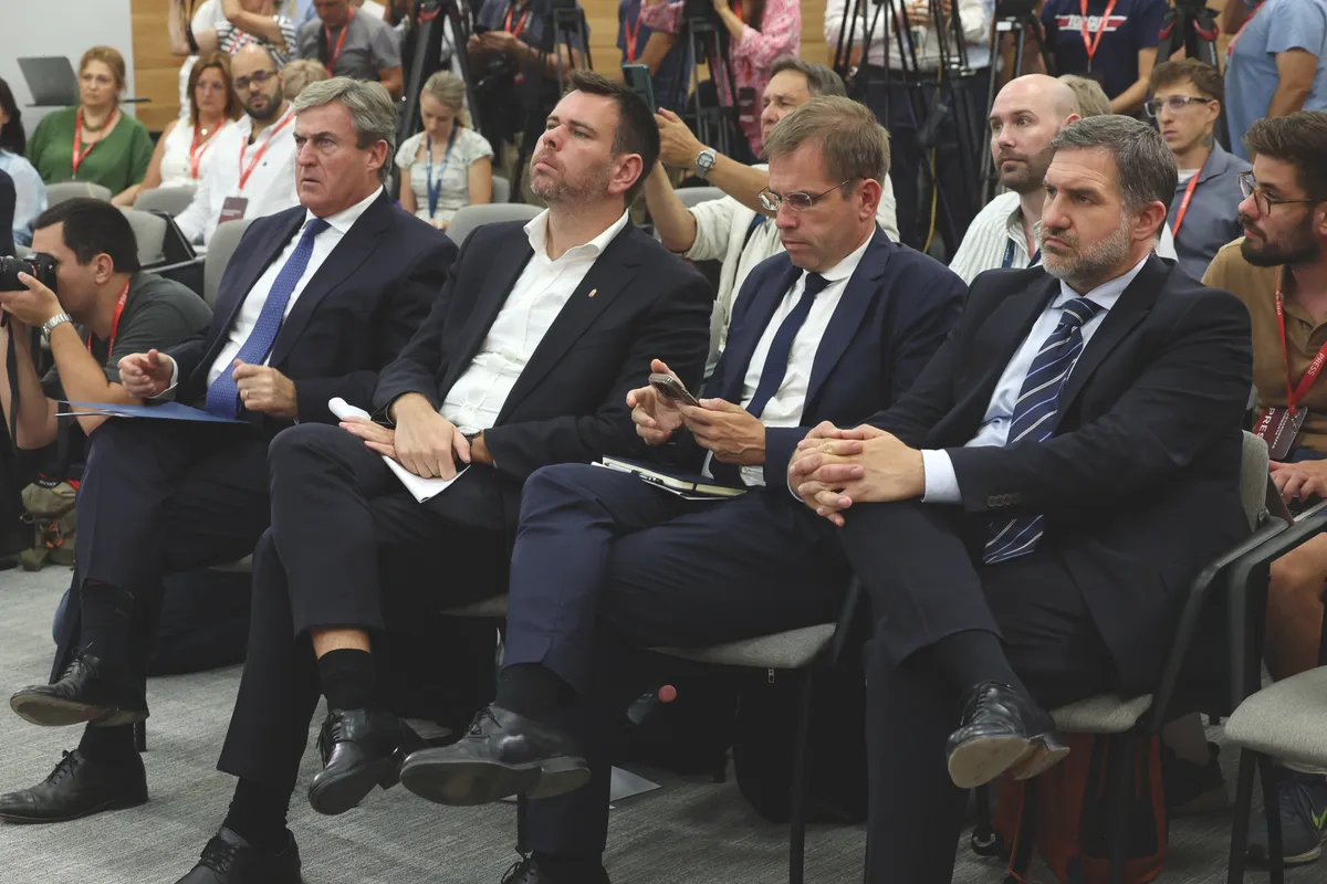 A kormány több minisztere is a helyszínen hallgatja Magyar Pétert