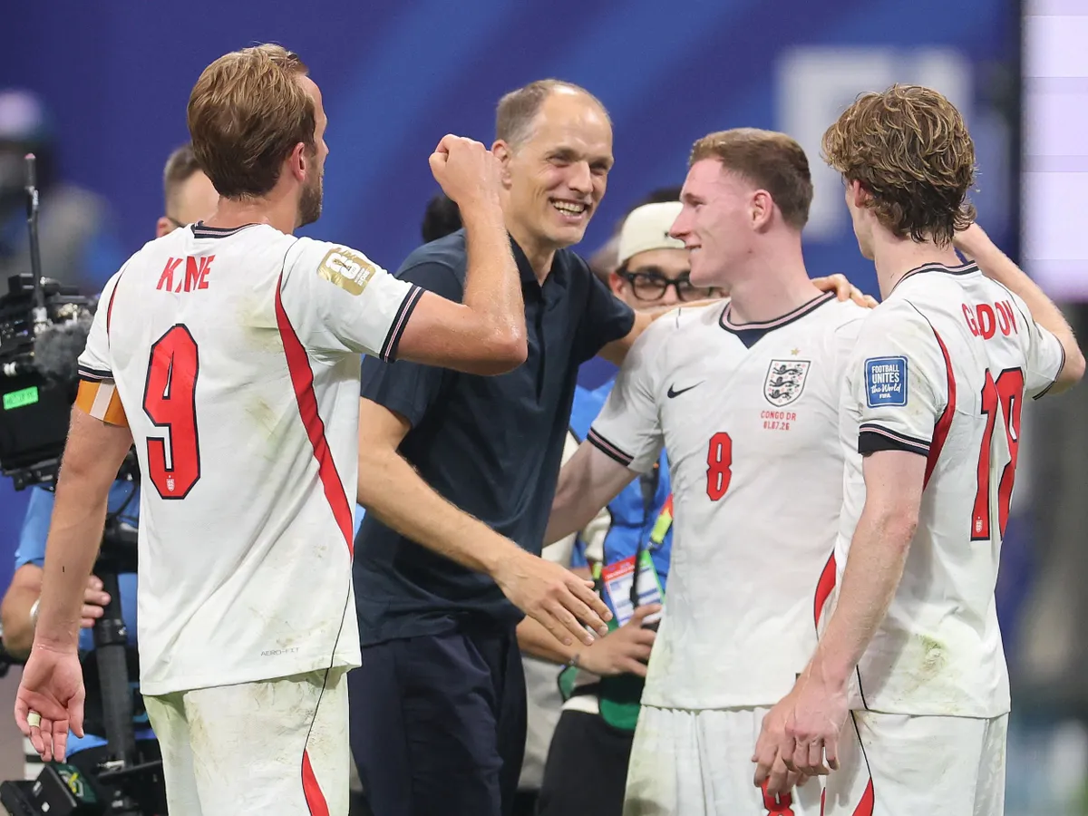 ATLANTA, GEORGIA - JULY 01: Thomas Tuchel, Manager of England, celebrates with Harry Kane #9, Elliot Anderson #8 and Anthony Gordon #18 after the FIFA World Cup 2026 Round Of 32 match between England and Congo DR at Atlanta Stadium on July 01, 2026 in Atlanta, Georgia.   Michael Reaves/Getty Images/AFP (Photo by Michael Reaves / GETTY IMAGES NORTH AMERICA / Getty Images via AFP)