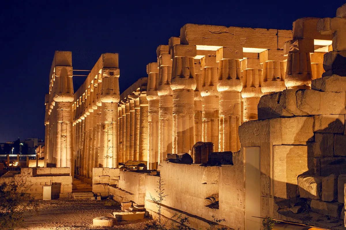 Luxor, a karnalki templomok esti kivlágításban. 