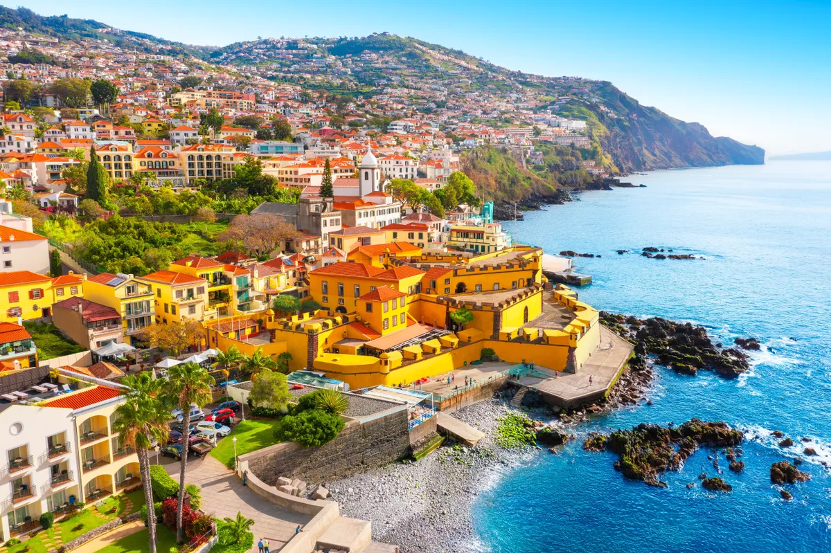 Madeira fővárosa, Funchal és a tengerpartja.