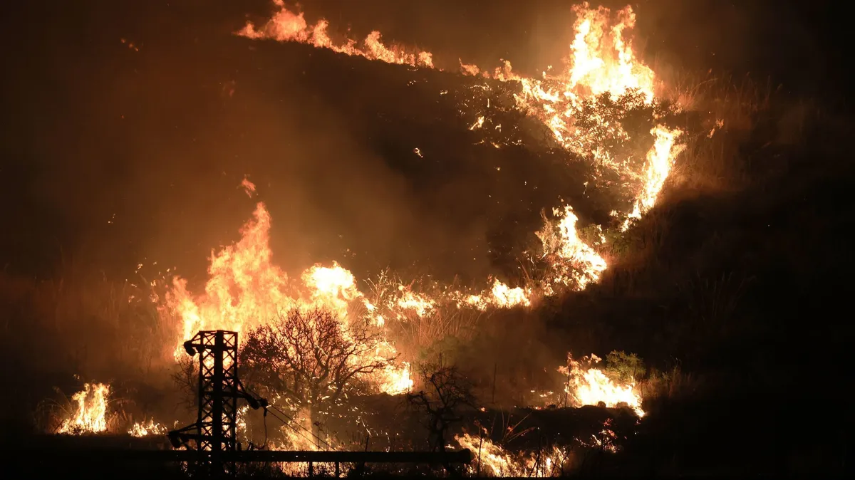 Hatalmas erdőtüzek pusztítanak Olaszországban, PALERMO, ITALY - JULY 22: Wildfires that broke out in several parts of the Italian island of Sicily continue overnight, fueled by strong winds, as firefighters, civil protection teams and forestry crews press on with efforts to contain the blazes near Palermo, Sicily, Italy on July 22, 2026. The wildfires, which started yesterday on the slopes of Mount Longa near the city of Palermo, spread rapidly due to the wind and burned throughout the night. (Photo by Alberto Lo Bianco/Anadolu via Getty Images)