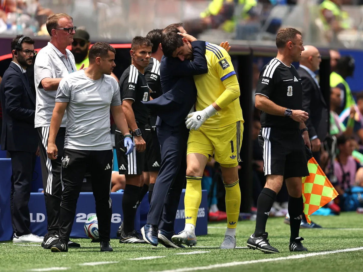 INGLEWOOD, CALIFORNIA - JULY 10: Rudi Garcia, Head Coach of Belgium, embraces Thibaut Courtois #1 as he is substituted during the FIFA World Cup 2026 Quarter Final match between Spain and Belgium at Los Angeles Stadium on July 10, 2026 in Inglewood, California. Luke Hales/Getty Images/AFP (Photo by Luke Hales / GETTY IMAGES NORTH AMERICA / Getty Images via AFP)