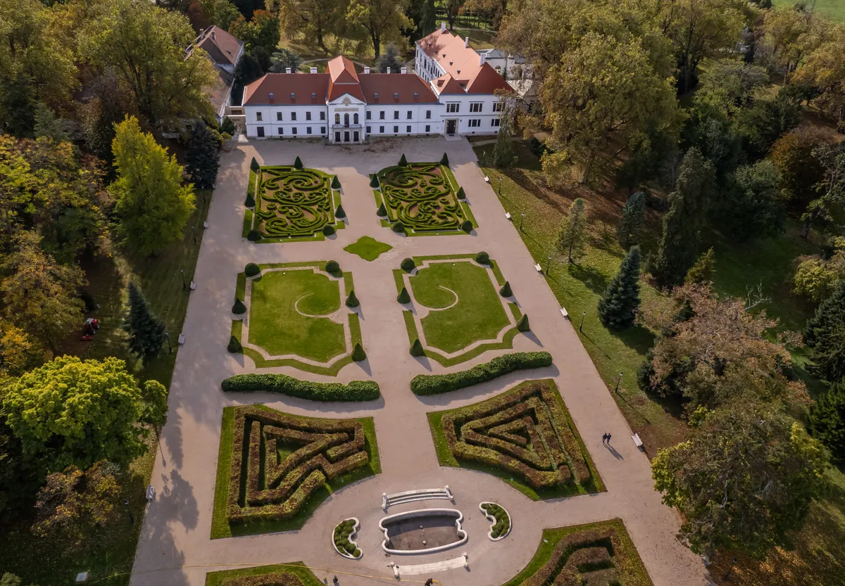 A nagycenki Széchenyi-kastély és barokk kertje a magasból.