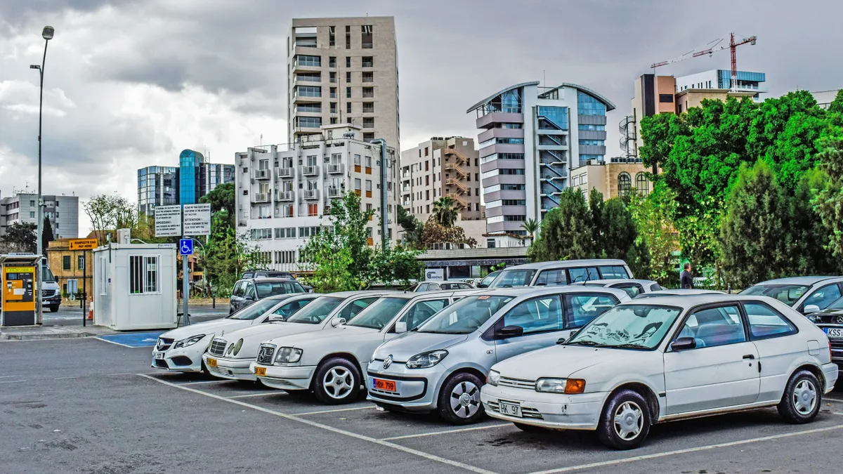 Holttestet találtak egy autóban a dunaszerdahelyi Lidl parkolójában